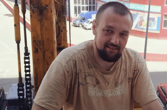 Роман создает компанию